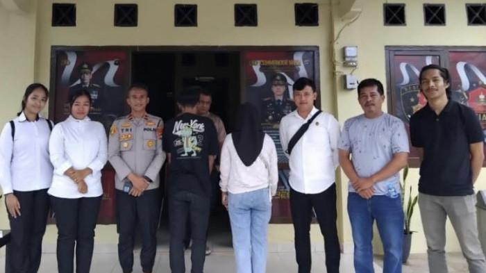 SUAMI ISTRI DIPERIKSA - Sepasang suami istri diduga pelaku prostitusi saat digelandang ke Mapolres Bangka oleh pihak kepolisian, Senin (29/9/2025).