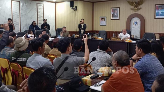 AUDIENSI -- Sejumlah masyarakat dari Kabupaten Bangka Selatan ketika melakukan audiensi di DPRD Provinsi Kepulauan Bangka Belitung, Selasa (7/10/2025). Audiensi dilakukan untuk menindaklanjuti konflik agraria yang terjadi di daerah itu.