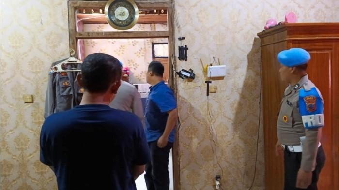 PERIKSA RUMAH - Propam Polres Kendal memeriksa rumah Brigadir N yang berselingkuh dengan wanita W, istri dari polisi Aipda IS. Saat dilakukan pemeriksaan, Propam tak menemukan keberadaan W di rumah Brigadir N. Berikut fakta-faktanya.