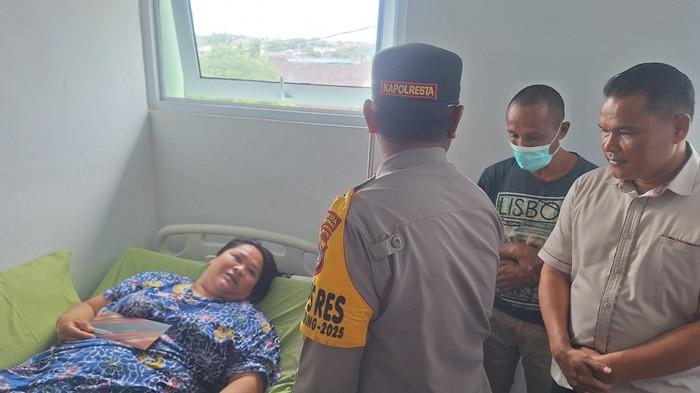 KAPOLRESTA -- Kapolresta Pangkalpinang, Kombes Pol Max Mariners, didampingi Kasat Intelkam, saat menjenguk pedagang yang terkena gas air mata, Selasa (7/10/2025).