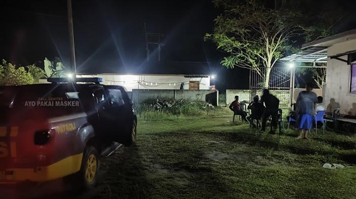 TEROR DI RUMAH WARGA - Warga di Kemang Manis, RT 51B, Kelurahan Pangkal Lalang, Kecamatan Tanjungpandan, Kabupaten Belitung berjaga akibat teror lemparan batu. Foto diambil beberapa waktu lalu