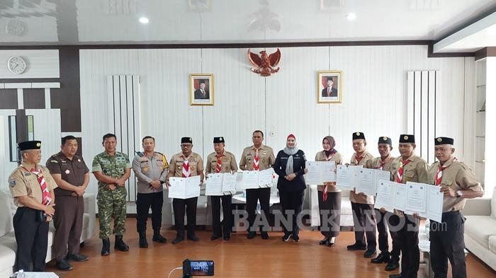 FOTO BERSAMA -- Kepala BNN Provinsi Kepulauan Bangka Belitung, Brigjen Pol Eko Kristianto ketika foto bersama usai melakukan kerja sama di Kantor Bupati Bangka Selatan, Kamis (9/10/2025). Kerja sama dilakukan dengan pembentukan Saka Anti Narkoba dari tingkat provinsi hingga kabupaten/kota.