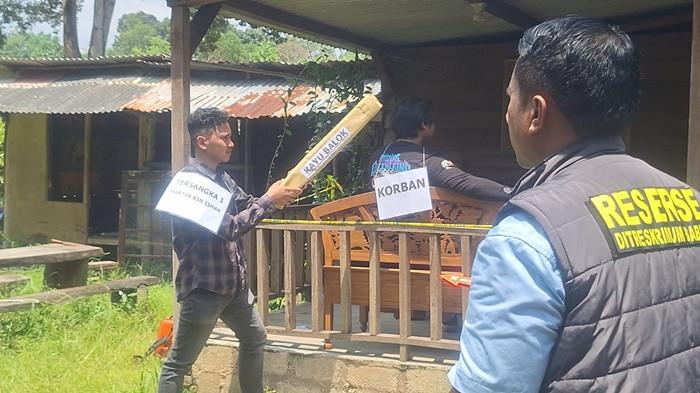REKONSTRUKSI -- Kedua tersangka Martin dan Hasan, saat melakukan rekonstruksi di TKP pembunuhan dan rumah tersangka Martin, di kawasan Dealova, Kelurahan Air Kepala Tujuh, Kecamatan Gerunggang, Pangkalpinang, Kamis (9/10/2025).