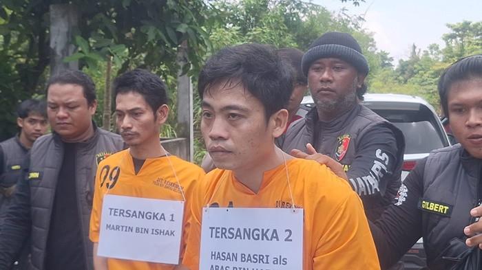 REKONSTRUKSI -- Kedua tersangka Martin dan Hasan, saat melakukan rekonstruksi di TKP pembunuhan dan rumah tersangka Martin, di kawasan Dealova, Kelurahan Air Kepala Tujuh, Kecamatan Gerunggang, Pangkalpinang, Kamis (9/10/2025).