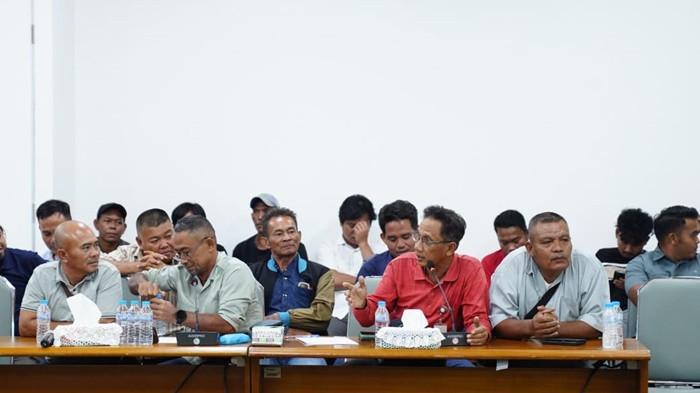 MASYARAKAT PENAMBANG -- Direktur Utama PT TIMAH Tbk Restu Widiyantoro bertemu langsung dengan perwakilan masyarakat penambang dari empat Kabupaten di Provinsi Kepulauan Bangka Belitung di Ruang Rapat Utama PT TIMAH Tbk, Rabu (8/10/2025).
