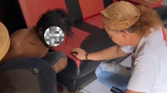 DITANGKAP POLISI -- Eka Perwira (28) warga Jalan Kolong Dua, Kelurahan Toboali ketika diamankan anggota Satreskrim Polres Bangka Selatan, Kamis (9/10/2025) kemarin. Eka diduga menjadi pelaku pencurian barang berharga milik adik kandungnya sendiri.