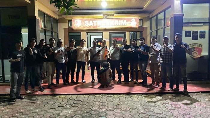 DITANGKAP POLISI -- Eka Perwira (28) warga Jalan Kolong Dua, Kelurahan Toboali ketika diamankan anggota Satreskrim Polres Bangka Selatan, Kamis (9/10/2025) kemarin. Eka diduga menjadi pelaku pencurian barang berharga milik adik kandungnya sendiri.