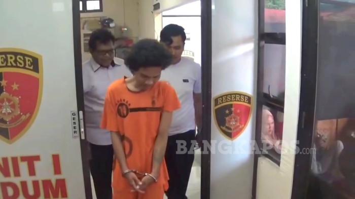 DITANGKAP POLISI - Theo Ananda (23), warga Desa Gadung saat diamankan oleh anggota Satreskrim Polres Bangka Selatan, Jumat (10/10/2025). Theo diduga menjadi pelaku pencurian sebuah rumah di Kelurahan Teladan.