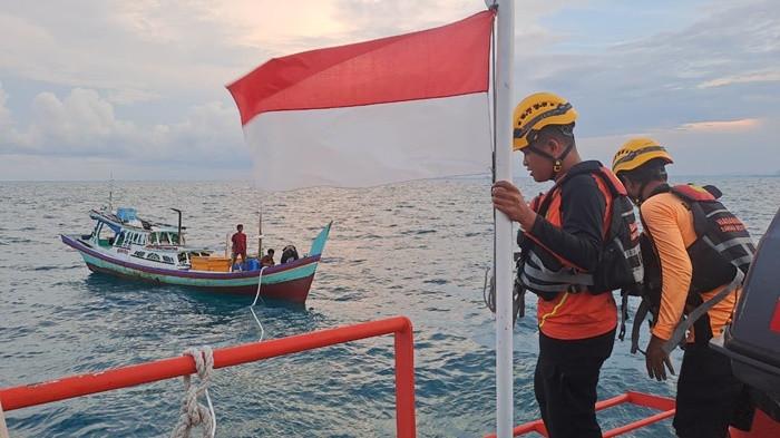 EVAKUASI NELAYAN - Tim SAR Gabungan Babel saat mengevakuasi empat nelayan KM Nur Aini akibat kapal mati tersambaf petir di Perairan Pesaren, Tuing, Bangka, Senin (13/10/2025).