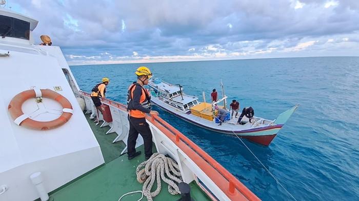 EVAKUASI NELAYAN - Tim SAR Gabungan Babel saat mengevakuasi empat nelayan KM Nur Aini akibat kapal mati tersambaf petir di Perairan Pesaren, Tuing, Bangka, Senin (13/10/2025).
