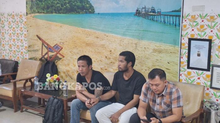 PEMBAKARAN -- Kedua tersangka (baju hitam) kasus pembakaran, saat berada di Kejari Pangkalpinang dan pelimpahan berkas tahap dua, Selasa (14/10/2025).