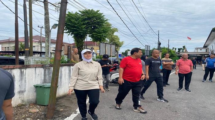 GOTONG ROYONG -- Wali Kota Pangkalpinang Prof. Udin didampingi Wakil Wali Kota Cece Desy meninjau area sekitar Kantor Wali Kota saat kegiatan gotong royong bersama pegawai, Jumat (17/10/2025). Keduanya mengajak seluruh OPD untuk memulai gerakan kebersihan dari lingkungan kerja masing-masing.