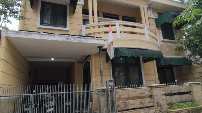 KONDISI RUMAH - Kondisi rumah yang diduga menjadi lokasi penyekapan dan penganiayaan di Pondok Aren, Tangsel.