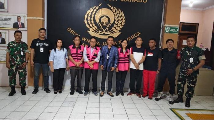 MANTAN REKTOR DITAHAN - Kejaksaan Tinggi (Kejati) Sulawesi Utara (Sulut) resmi melakukan penahanan terhadap mantan Rektor Universitas Sam Ratulangi (Unsrat) Manado, Prof. Dr. Ir. Ellen Joan Kumaat, MSc DEA, bersama dua orang lainnya, Jumat (17/10/2025). Ia terseret kasus dugaan korupsi.