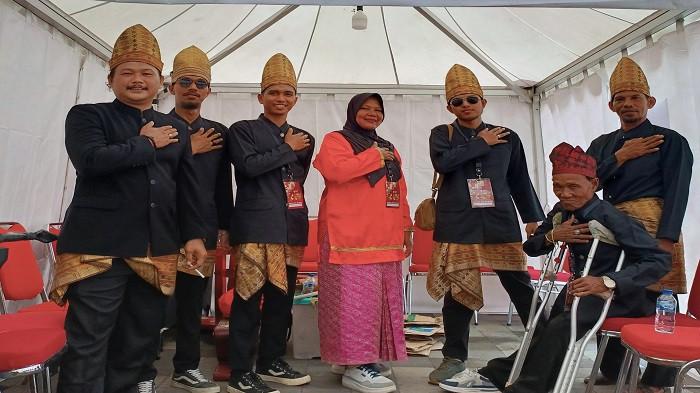 KERUNCONG STAMBUL FAJAR -- Para pemain Keruncong Stambul Fajar dari Pulau Mendanau, Kabupaten Belitung ketika berada di Yogyakarta, DIY dalam perayaan Hari Kebudayaan Nasional baru-baru ini.