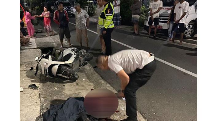 LAKA TUNGGAL - Jenazah seorang pria yang tergelatak akibat laka tunggal dan meninggal dunia di tempat, Minggu (19/10/2025) pagi di Jalan Batin, Gang Enggano, Air Ruay, Pemai, Bangka.