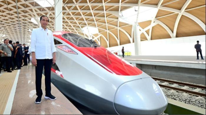 JOKOWI DAN WHOOSH - Presiden RI ke 7, Joko Widodo (Jokowi) saat berpose di depan Whoosh, lokomotif Kereta Cepat Jakarta-Bandung, Rabu (13/9/2023) silam di Stasiun Halim, Jakarta Timur. Proyek ini kemudian jadi masalah karena membebani keuangan negara.