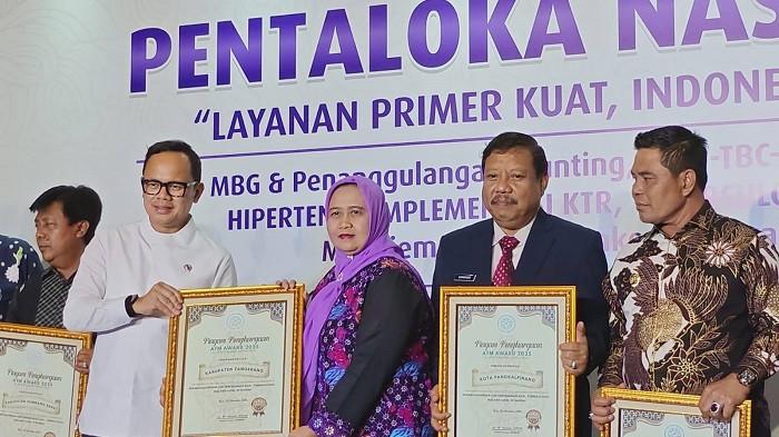 FOTO BERSAMA -- Wali Kota Pangkalpinang, Prof. Saparudin, berfoto bersama Menteri Kesehatan Budi Gunadi Sadikin dan para kepala daerah penerima ATM Award 2025 pada acara Pentaloka Nasional