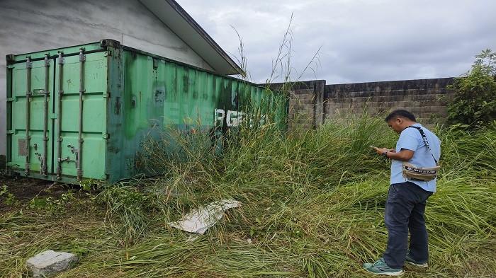TEMPAT PENYIMPANAN TIMAH -- Penampakan konteiner hijau tempat penyimpanan timah berlokasi di gudang berlamat di Dusun Asam Lubang, Desa Air Merbau, Kabupaten Belitung pada Rabu (22/10/2025).