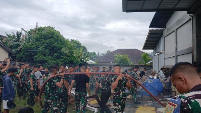 GUDANG FURNITURE TERBAKAR -- Sebuah gudang berukuran besar terbakar, Kamis (23/10/2025) siang. Lokasi gudang furniture tersebut berada di Gang Cabang, Jalan Aik Ketekok RT 12/04, Desa Aik Ketekok, Tanjungpandan, Kabupaten Belitung.