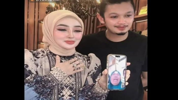 TETANGGA SAFITRI UMRAH - Momen Shella Saukia menghubungi ibu Vina lewat video call memberikan hadiah umrah. Ibu Vina tak kuasa menahan tangis.