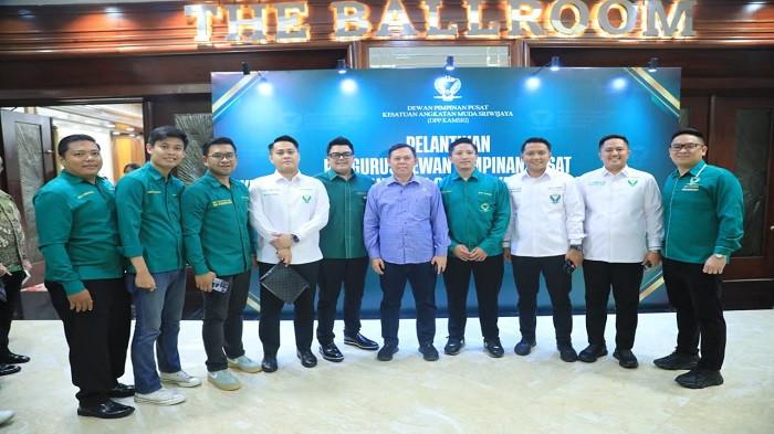 DILANTIK -- Aldy Kurniawan, SH.MH.(baju putih no dari kanan) dilantik sebagai Bendahara DPP Kesatuan Angkatan Muda Sriwijaya (KAMSRI) periode 2025-2030, ist Aldy Kurniawan.