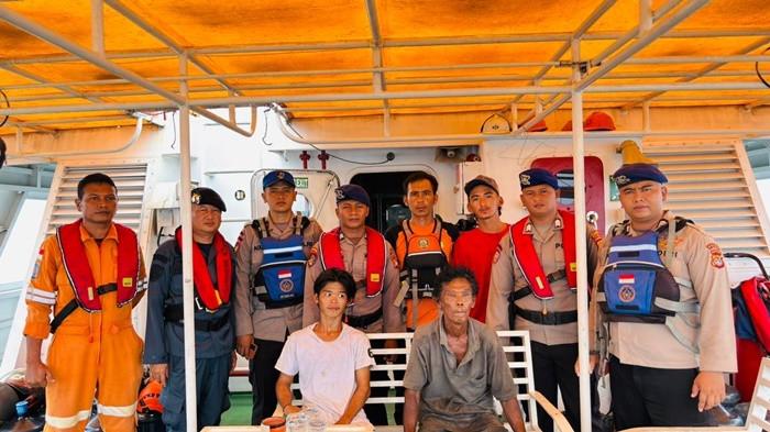 EVAKUASI NELAYAN - Tim SAR Gabungan saat mengevakuasi Agus dan Cici di Perairan Belinyu, Senin (27/10/2025). Diketahui dua nelayan tersebut hilang kontak sejak sepekan yang lalu akibat mesin kapal mati.