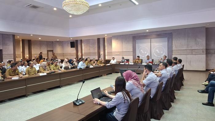 RAKOR -- Rapat koordinasi ( Rakor ) percepatan operasionalisasi KDKMP, di ruang Pasir Padi Kantor Gubernur Provinsi Bangka Belitung, Senin (27/10/2025).