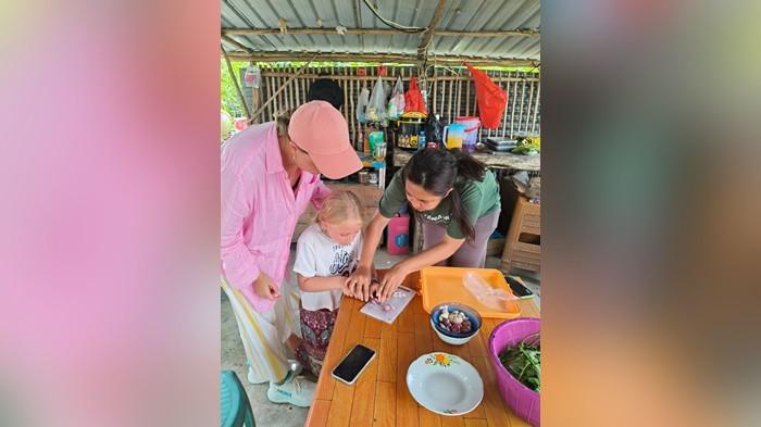Wisatawan mancanegara saat menikmati makan malam dan belajar memasak di Arkana Huis, Kecamatan Sijuk, Kabupaten Belitung beberapa waktu lalu.