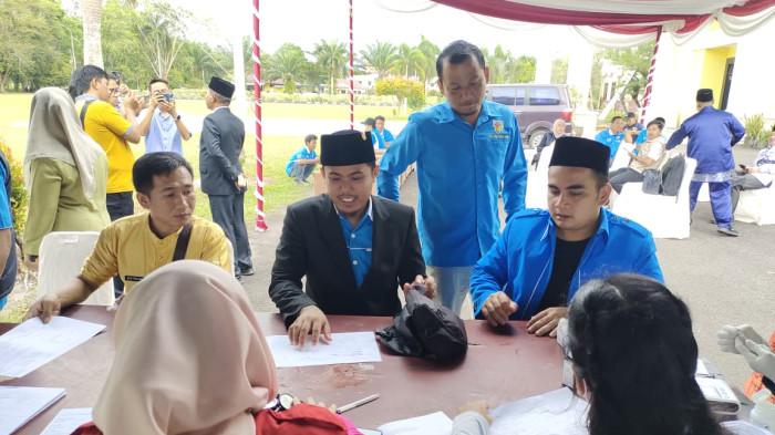 Suhendra Sultan Al Alif, Anggota DPRD Bangka Tengah Fraksi PDI Perjuangan dan Juga Bendahara KNPI Bangka Tengah saat melakukan pemeriksaan kesehatan donor darah rangkaian kegiatan hari Sumpah Pemuda,