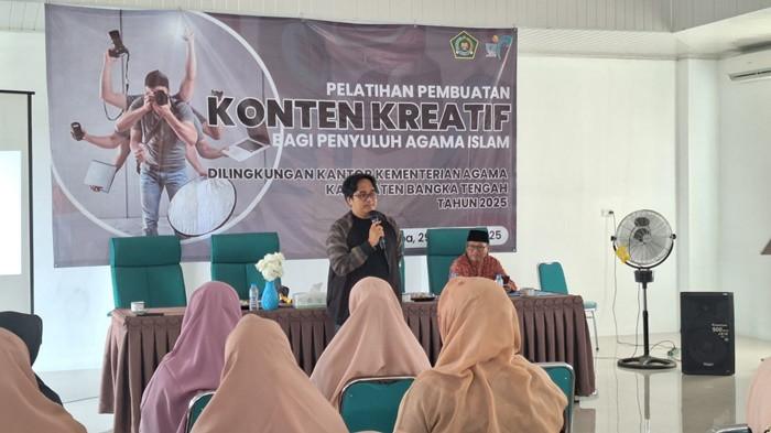 PELATIHAN -- Pemred Bangka Pos Group Ade Mayasanto saat menyampaikan materi dalam pelatihan pembuatan Konten Kreatif bagi para Para Penyuluh Agama Islam di lingkungan Kemenag Kabupaten BangkaTengah, Rabu (29/10/2025).