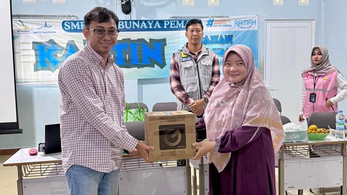 Manager PLN ULP Suangailiat, Reza Utama Putra (kiri) menyerahkan souvenir berupa kompor listrik kepada perwakilan sekolah SMP IT Yabunaya, Bangka