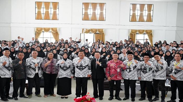Wali Kota Pangkalpinang Prof. Saparudin (Udin) dalam Seminar Nasional PGRI Kota Pangkalpinang di Aula SMA Negeri 2 Pangkalpinang, Kamis (30/10/2025).