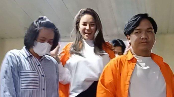 NIKITA MIRZANI DITAHAN - Direktorat Reserse Siber Polda Metro Jaya resmi menahan pemain film Nikita Mirzani dan asistennya, Mail Syahputra. Mereka ditahan setelah menjalani pemeriksaan sebagai tersangka dugaan pemerasan, pengancaman, serta tindak pidana pencucian uang (TPPU), Selasa (4/3/2025) malam. Kasus ini dilaporkan oleh dokter Reza Gladys.