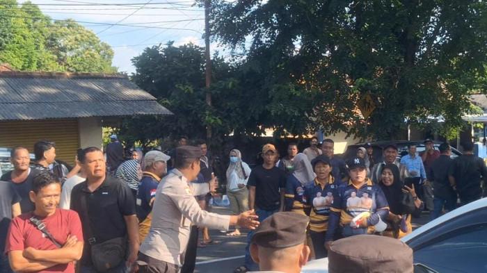 MASSA DI BAWASLU BANGKA - Massa pendukung Rato Rusdiyanto saat memenuhi jalan depan Kantor Bawaslu Bangka, Jumat (1/8/2025).