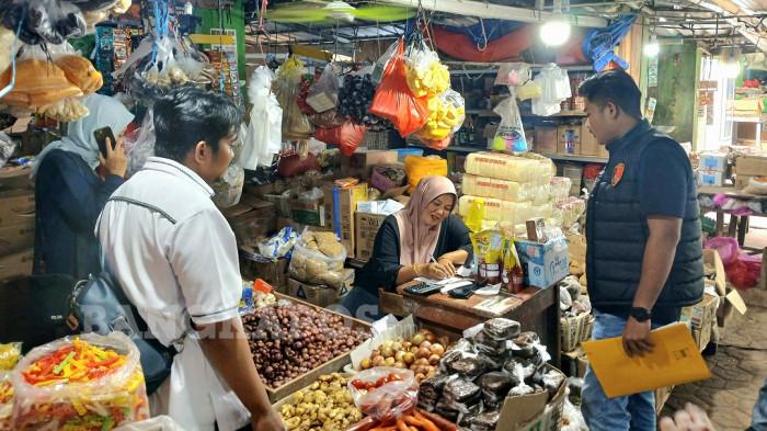 SIDAK PASAR - Tim Satgas Pangan Polres Bangka Selatan ketika melakukan sidak sejumlah pedagang beras di Pasar Terminal Toboali, Jumat (24/10/2025). Sidak dilakukan guna memastikan harga beras tetap sesuai HET.