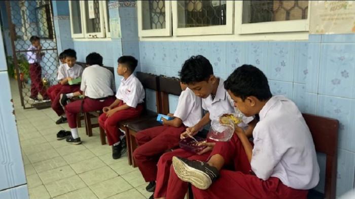 Siswa SD Negeri 51 Pangkalpinang sedang melakukan sarapan pagi bersama