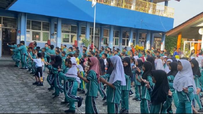 Siswa SD Negeri 51 Pangkalpinang sedang melakukan aktivitas senam setiap pagi