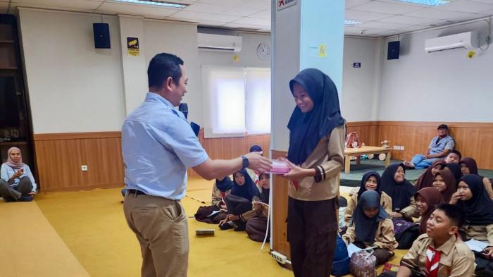 Hanif, narasumber dari PLTU Air Anyir, memberikan hadiah kepada siswi yang berhasil menjawab pertanyaan seputar materi kelistrikan.