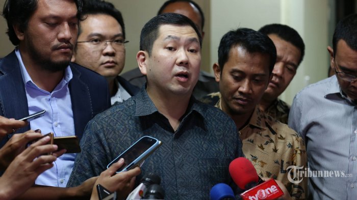 Pemilik MNC Group, Hary Tanoesoedibjo menjawab pertanyaan wartawan seusai menjalani pemeriksaan di Direktorat Tindak Pidana Siber, Bareskrim Polri, Jakarta, Senin (12/6/2017). Hary Tanoe diperiksa sebagai saksi dugaan pesan singkat bernada ancaman kepada Kepala Subdirektorat Penyidik Jaksa Agung Muda Pidana Khusus Yulianto. TRIBUNNEWS/HERUDIN