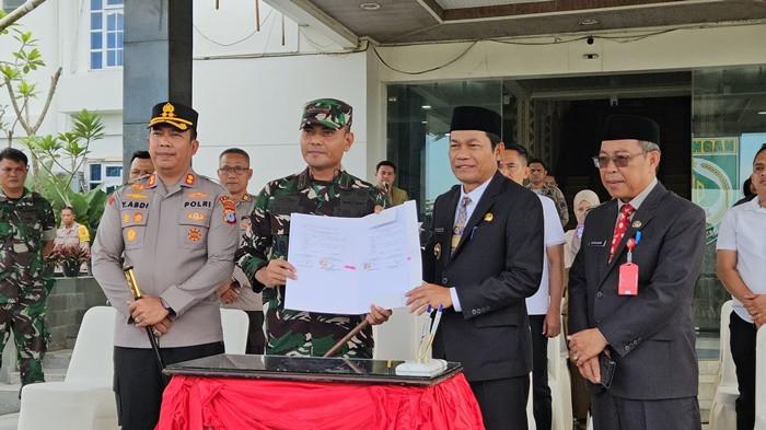 HIBAH BARANG- Bupati Balangan, Abdul Hadi secara simbolis menyerahkan bantuan hibah berupa barang untuk Kodim 1001/HSU-Balangan yang diterima langsung oleh Dandim 1001/HSU-Balangan, Letkol Inf Endra Retno Erowanto.