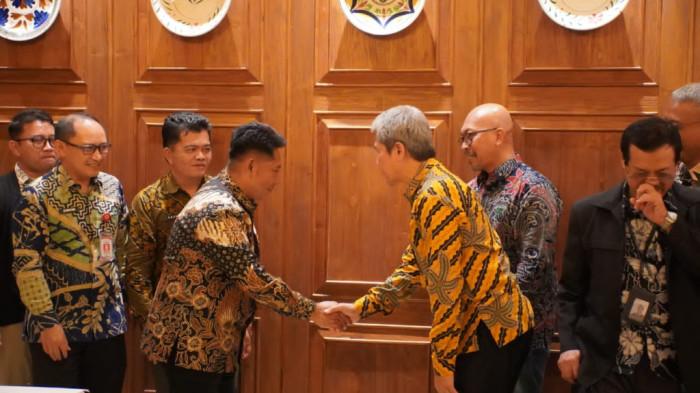 Bupati HST, Samsul Rizal saat bertemu Rektor ITPLN, Prof Iwa Garniw2
