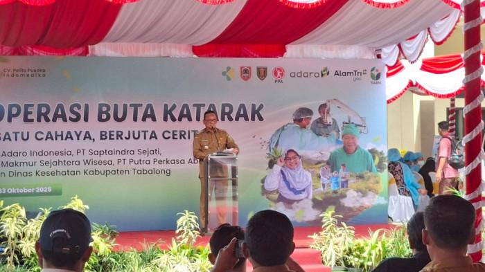Bupati Tabalong HM Noor Rifani saat membuka operasi buta katarak graris