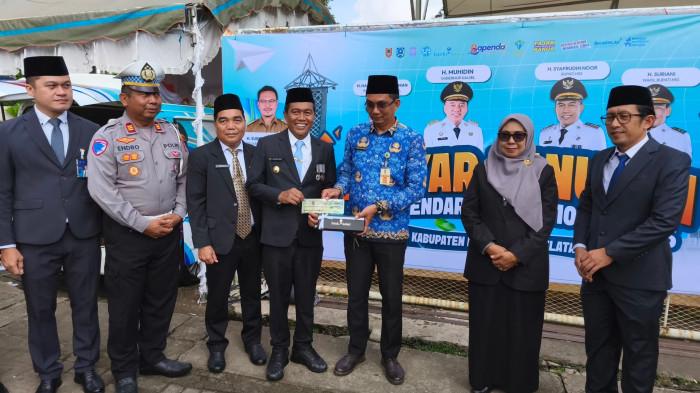 Bupati didampingi Forkopimda dan Samsat Kandangan penyerahan simbolis notice