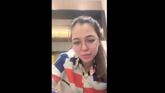 Dokter Kamelia saat live tiktok.