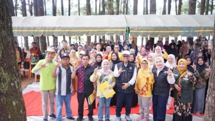 Foto bersama di lokasi kegiatan Bakti Sosial. (Dokumentasi FKIK ULM)