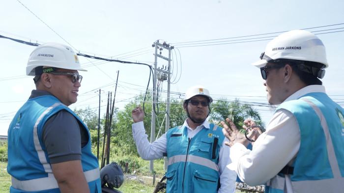 General Manager PLN UID Kalselteng, Iwan Soelistijono, saat melakukan pengecekan jaringan