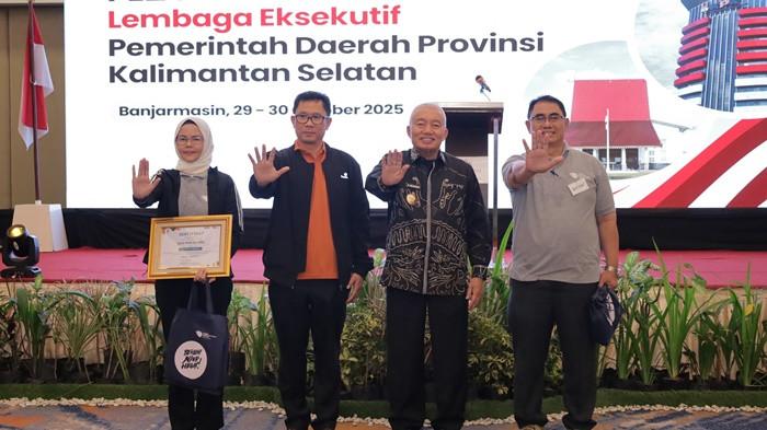 Gubernur Kalsel, Muhidin menyerahkan penghargaan kepada peserta terbaik 2