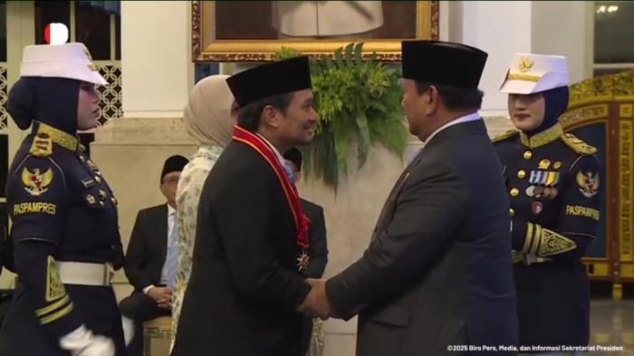 BINTANG JASA - Wakil Gubernur Kalsel, Hasnuryadi Sulaiman mewakili mendiang sang ayah, Haji Abdussamad Sulaiman HB atau Haji Lemen menerima bintang jasa dari Presiden Prabowo Subianto di Istana Negara, Senin (25/8/2025).