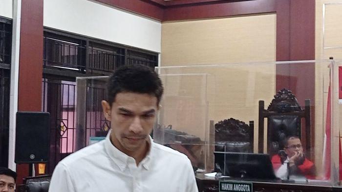 MINTA MAAF - Jonathan Frizzy di Pengadilan Negeri Tangerang, Rabu (1/10/2025).
